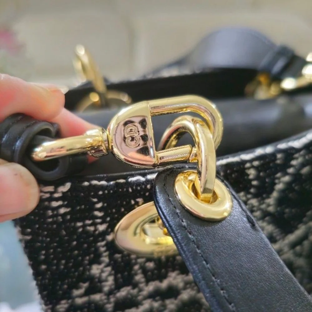 Black and Gold Designer Handbag - Picture 4 of 6
